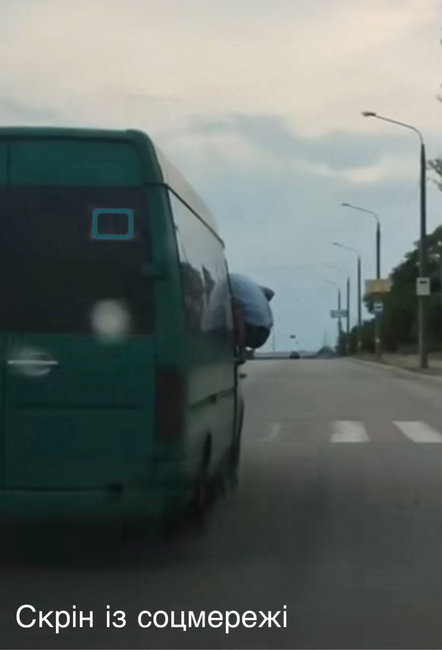 Небезпечна поїздка: у Запоріжжі з маршрутки ледь не випав пасажир